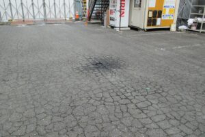 駐車場のアスファルト塗装の劣化