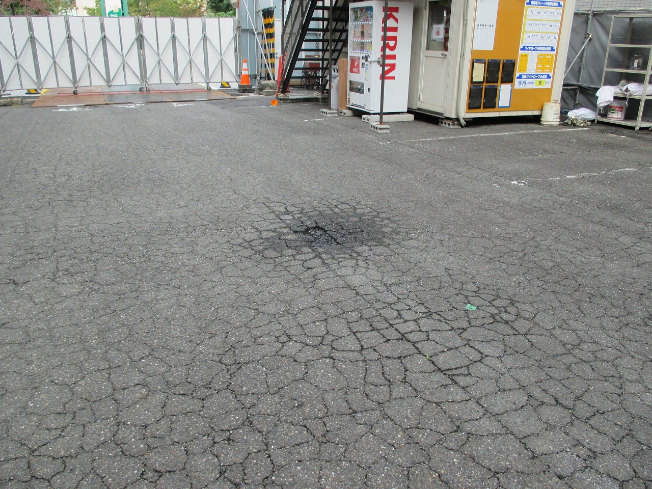 駐車場のアスファルト塗装の劣化
